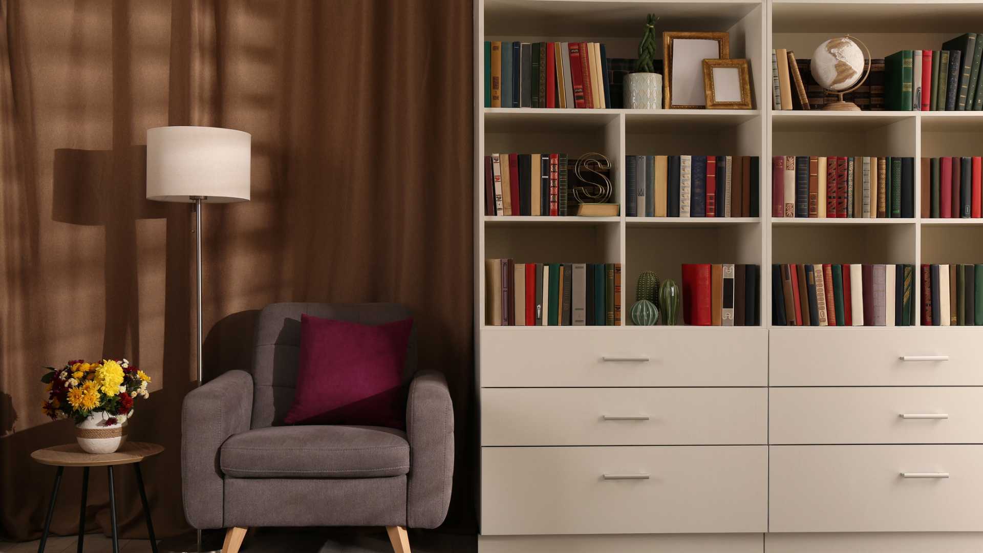 Bücherregal